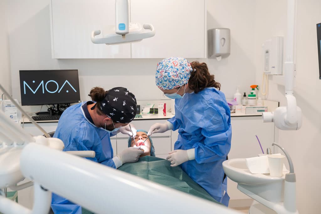 ¿De qué se encargan los periodoncistas?